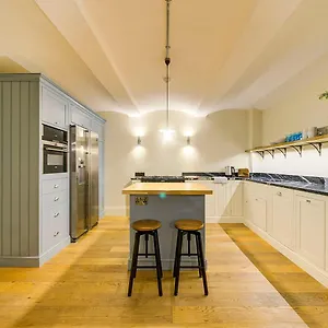 Super Castle Basement Apartment Edinburgh
