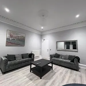 Lovely 4 Bedroom 2nd Floor Walk Up Apartment Edinburgh